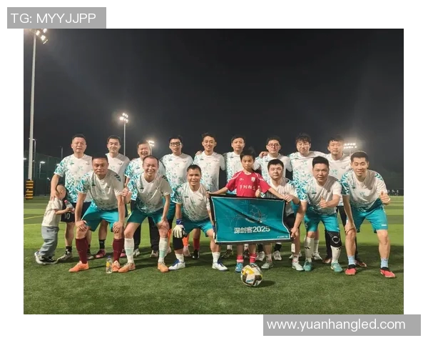 特别强壮的足球明星如何在赛场上展现力量与技巧的完美结合